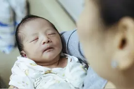 为什么吃母乳的宝宝半夜频繁醒来，喝奶粉的宝宝却能睡很长时间？图片
