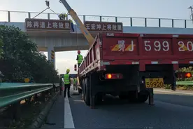 40块高速上跨天桥非公路标牌全部拆除图片