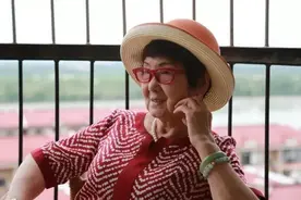 老公娶保姆，独女自杀，坐牢18年扫厕所，70岁赚千万翻身，凭啥？图片