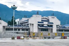 看到丽江机场名，外地女游客一下想到给它改个名，改个啥好？图片