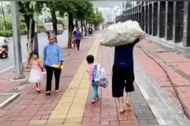 路上两个孩子相遇，彼此看向对方，网友：相同的年纪不同的境遇图片