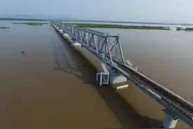 中俄首座跨江铁路大桥铺轨贯通图片