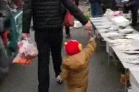 “最懒的宝爸”火了，女儿要抱抱为了省力气，想的办法宝妈都服了图片
