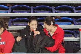 赛后众生相：朱婷追在刁琳宇身边询问伤情，张常宁和姚迪相拥大笑图片