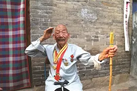今天，向这位老兵致敬图片