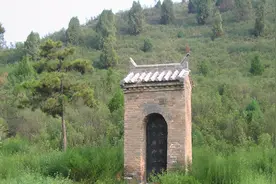 卫青：名留千古的民族英雄，墓碑却长满杂草，周边尽是大小便图片