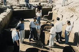 康熙女儿陵墓在内蒙古出土，肉身240年未腐，身穿龙袍镶数万珍珠图片
