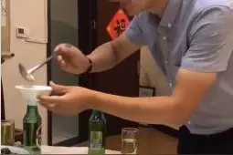 饭局上，员工给领导花式盛粥，网友吐槽：彩虹屁的新境界，高手图片