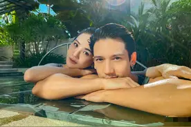 蔡卓妍晒与男星湿发亲密照，贴身游泳关系引猜测，女方已有男朋友图片