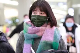 李溪芮短发造型好萌，灰色毛衣配大长围巾，走路带风有校园魅力图片