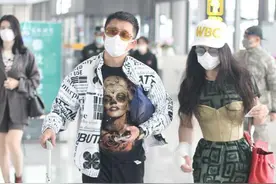 冉莹颖与邹市明外出衣着大胆，内衣外穿超自信，巨胯非常抢镜图片
