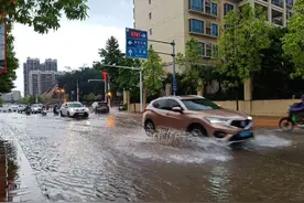 雨衣“杀手”再现！遮风挡雨的雨衣，竟成了夺命的“凶器”！图片