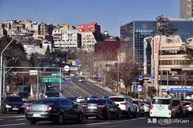 实拍首尔市区街道，狭窄破旧又凌乱，游客却赞叹不已图片
