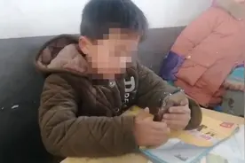 泪目！留守男孩想妈妈情绪反常，贴心老师让孩子和妈妈通视频电话图片