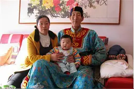 中国第一男巨人鲍喜顺：12年前不听医生劝阻生下儿子，如今怎样了图片