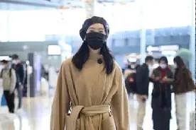 童瑶还是挺有气场，大衣把领子竖起来很大气，奔四的年纪也不显老图片