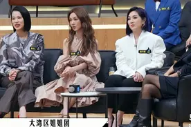 惠英红跷二郎腿坐姿霸气，杨千嬅在旁好端庄，薛凯琪瘦到认不出图片