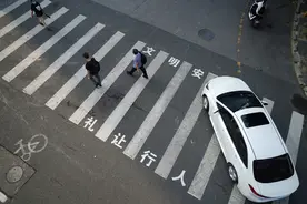 北京日报评论：该礼让行人的不光是汽车图片