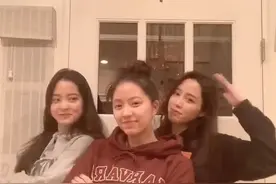 欧阳娜娜三姐妹同框跳舞超默契 娜比偷亲妹妹好宠溺图片