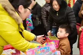 幼儿园互赠礼品引发新型攀比，千元乐高换回破纸片，家长气红脸图片