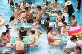 又见泳池比基尼：重庆市民水上打麻将图片