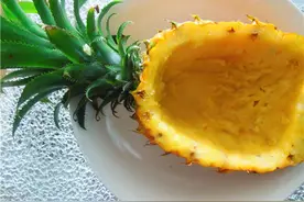 身披龙鳞，头戴凤尾的菠萝饭，简单美味，招待客人面子十足图片