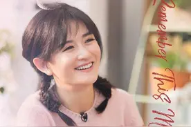 谢娜生日当天，跳跳和俏俏穿小红裙出镜，张杰教她们唱生日歌！图片