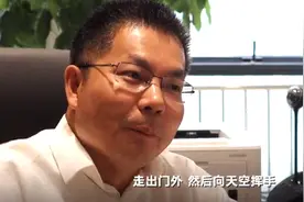 沙漠高速建设者与空姐女友的约定：航班经过工地上空，小伙朝天空挥手图片