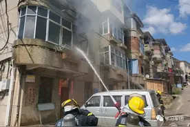 勇闯火海救人的英雄，是一名退伍的四级军士长图片