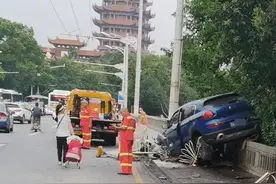 武汉长江大桥发生交通事故，一辆SUV冲上护栏猛撞路灯柱图片