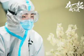 邓伦演的宋小强真实到想哭！进重症室贴墙根走，连眼神都透着恐惧图片