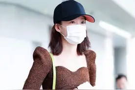 李沁“挤奶衫”+短皮裙S型身材惹人爱，蓝色小熊手机壳太可爱了图片