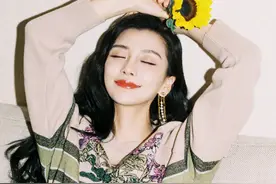杨颖生日请粉丝吃火锅，大笑时被原相机抓拍，终于看出她32岁了图片