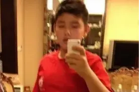 陈凯歌21岁儿子晒童年照，身材壮实大肚腩突出，家中环境显杂乱图片