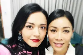 53岁那英曝近照，西装配长裙女人味足，和41岁姚晨同框像同龄图片