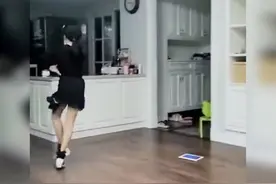 姐姐练舞时被妹妹“抢镜”获高赞，网友：看来妹妹学到了“精髓”图片