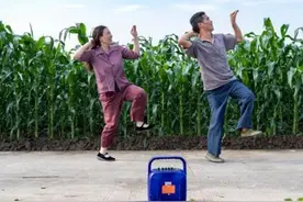 妻子带着曾遭遇车祸的丈夫跳鬼步舞走红网络，乐观和豁达解锁人生图片
