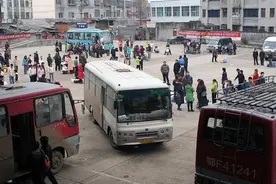 故事：公交车上踩坏美女鞋子，老汉被逼赔2千，下车后美女追着他喊爸图片