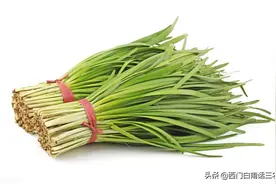 农民把头茬韭菜割掉扔了，头茬韭菜到底能不能吃？看完你就明白了图片