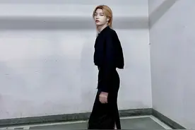 男爱豆画风越来越偏！高跟开叉裙屡次出镜，浓妆涂粉成常态图片