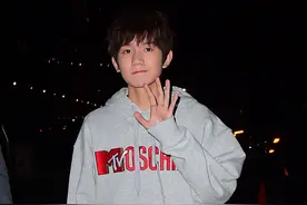 王源灰色连帽卫衣下搭牛仔裤，少年感溢出屏幕图片