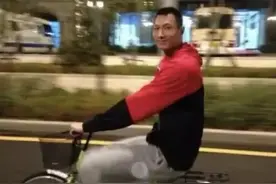 广东队球员是有多喜欢两个轮子的交通工具？这件事阿联也干了图片