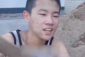 15岁儿子不愿意读书，被父亲带去工地搬砖，一番话让人动容图片