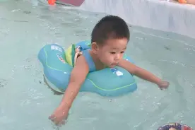 为什么游泳要从婴儿时期抓起？不仅是为了孩子洗澡图片