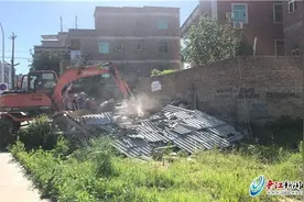 晋江：违法搭盖影响市容观瞻 城管组织拆除提升品质图片