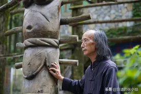 贵州82岁老人，借款300万元带10个工人，25年建石头城堡图片