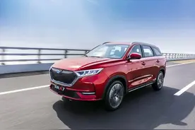 长安欧尚推X7智能新品，会聊天、能停车，还认人图片