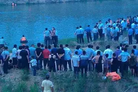 孙子溺死在河里，奶奶路过却听到孙子叫她，抽干河水发现实情图片