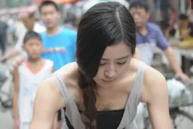 漂亮大学生推三轮卖豆腐，遭网友吐槽，难道美丽有错吗？图片