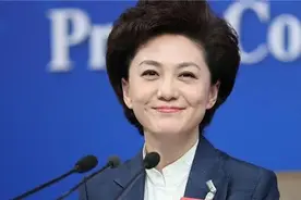 央视美女主持海霞：回老家却毫无架子，照样干农活，扭秧歌图片
